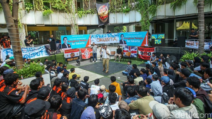 Ridwan Kamil Kongkow Bareng Pelajar se-Jakarta Calon Gubernur Jakarta nomor urut 01 Ridwan Kamil menghadiri Kongkow Pelajar se-Jakarta di DPD Golkar, Jakarta, Sabtu (28/9/2024).