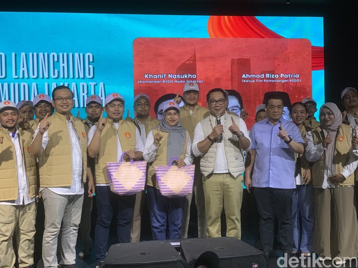 Ridwan Kamil mengukuhkan relawan Duta Muda Jakarta pada hari keempat kampanye Pilgub Jakarta 2024. (Taufiq Syarifudin/detikcom)
