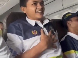 Ekspresi Lucu Rusman Atlet Pacuan Kuda Saat Naik Pesawat