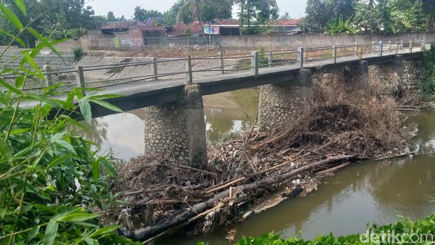 Penampakan tumpukan sampah di Bendung Tukuman, Cawas, Klaten, Sabtu (28/9/2024).