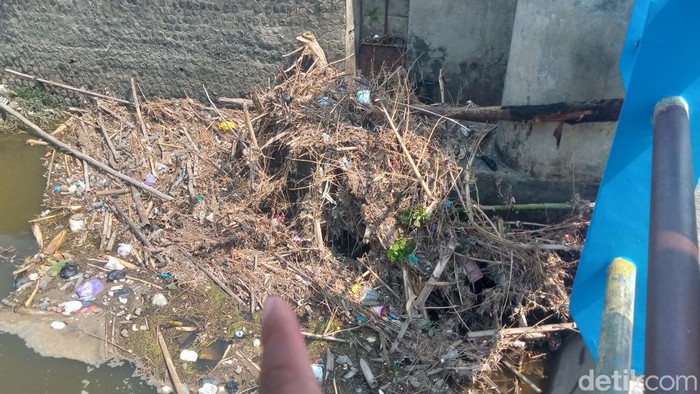 Penampakan tumpukan sampah di Bendung Tukuman, Cawas, Klaten, Sabtu (28/9/2024).