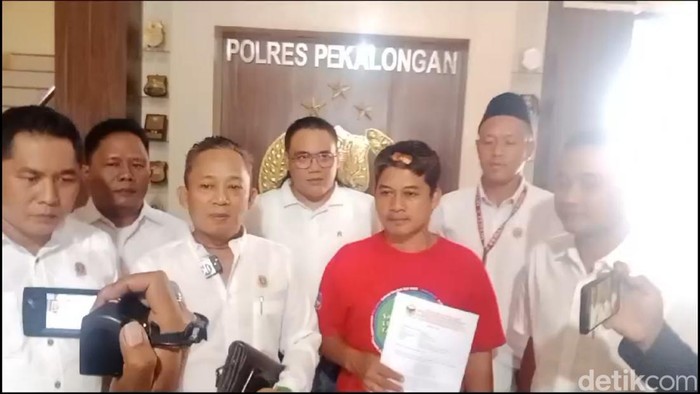 Simpatisan kena lemparan batu adukan pimpinan DPRD Pekalongan ke polisi, Jumat (28/9/2024),