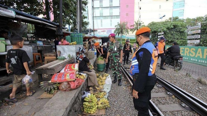 Sosialisasi dan penindakan aktivitas masyarakat di jalur rel kereta api Surabaya