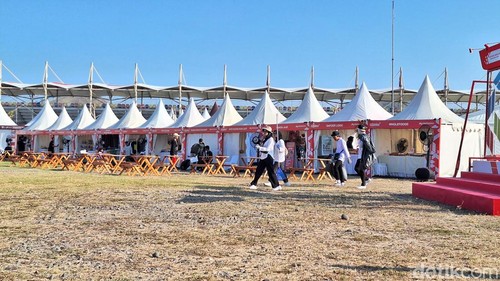Suasana lapak UMKM di antara tribun reguler grandstand H dan premium grandstand A kawasan Sirkuit Internasional Mandalika, Lombok Tengah, NTB, Sabtu (28/9/2024). (Nathea Citra/detikBali)