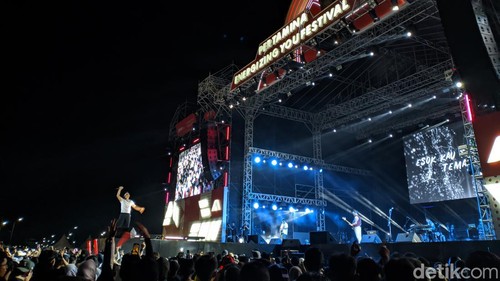 Suasana panggung Pertamina Energizing You Festival di Sirkuit Mandalika, Sabtu malam (28/9/2024).