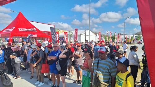 Suasana para penonton mendatangi Sirkuit Internasional Mandalika, Lombok Tengah, NTB, di hari kedua MotoGP Mandalika 2024, Sabtu pagi (28/9/2024). (Nathea Citra/detikBali)