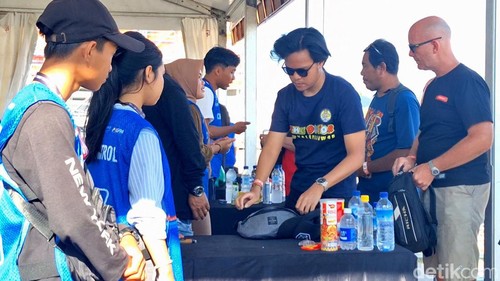 Suasana pemeriksaan barang penonton MotoGP Mandalika 2024 di kawasan Gate 1 Sirkuit Internasional Mandalika, Lombok Tengah, NTB, Sabtu (28/9/2024). (Nathea Citra/detikBali)