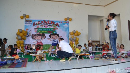Suasana saat peserta mewarnai di Halaman Gedung Gereja GMIT Lahai Roi Tofa, Kupang, NTT. (Simon Selly/detikBali)