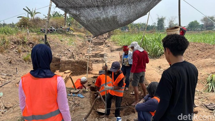 Temuan bata berelief sulur saat ekskavasi istana Bhre Wengker
