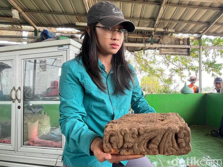 Temuan Batu Bata Berelif Sulur di Ekskavasi Istana Bhre Wengker