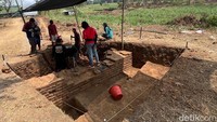 Dua titik penggalian di bagian barat Situs Kumitir untuk menampakkan kelanjutan talud sisi barat. Sedangkan struktur sudut barat daya talud sudah ditemukan pada ekskavasi sebelumnya.