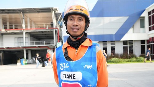 Tenaga kerja lokal di MotoGP Mandalika 2024.