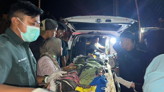 Tim gabungan saat melakukan evakuasi korban longsor tambang di Solok, Sumbar. (dok. Istimewa)