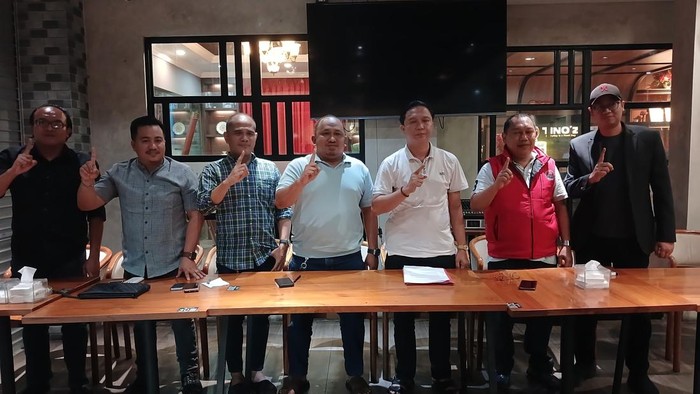 Tim Hukum Nuryanto-Hardi saat memberikan keterangan pada Sabtu (28/9). (Alamudin)