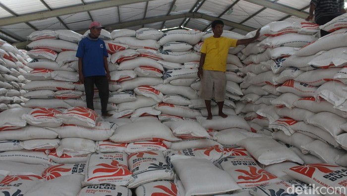 Tumpukan beras di gudang Bulog, Kelurahan Dasan Cermen, Kecamatan Sandubaya, Kota Mataram, NTB, beberapa waktu lalu. (Nathea Citra/detikBali)