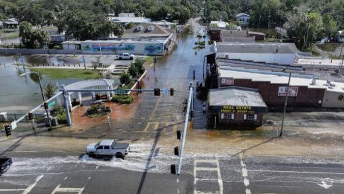 CRYSTAL RIVER, FLORIDA - SEPTEMBER 27: In this aerial view, flood waters inundate the main street after Hurricane Helene passed offshore on September 27, 2024 in Crystal River, Florida. Hurricane Helene made landfall Thursday night in Floridas Big Bend with winds up to 140 mph and storm surges.   Joe Raedle/Getty Images/AFP (Photo by JOE RAEDLE / GETTY IMAGES NORTH AMERICA / Getty Images via AFP)