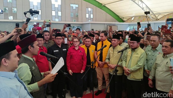 Ustaz Abdul Somad (UAS) melantik 127 relawan tim kemenangan RDPS