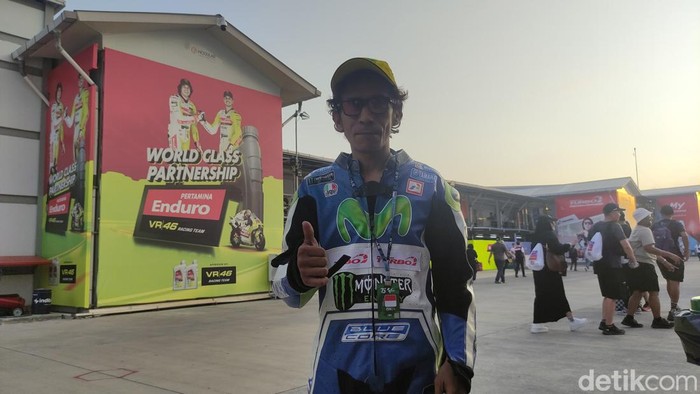MotoGP Mandalika 2024 dihadiri Valentino Rossi KW asal Indonesia, Zakki Haiqal. Sosoknya menarik atensi penggemar lokal hingga luar negeri.