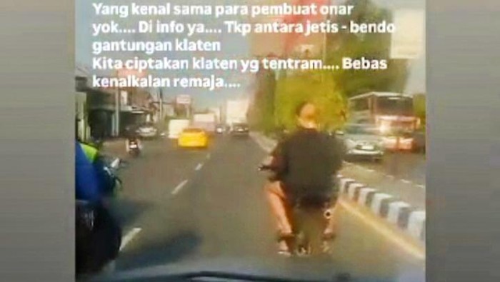 Tangkapan layar momen polisi mengejar gerombolan pemotor yang membawa sajam di Jalan Jogja-Solo, Klaten, Jumat (27/9/2024).