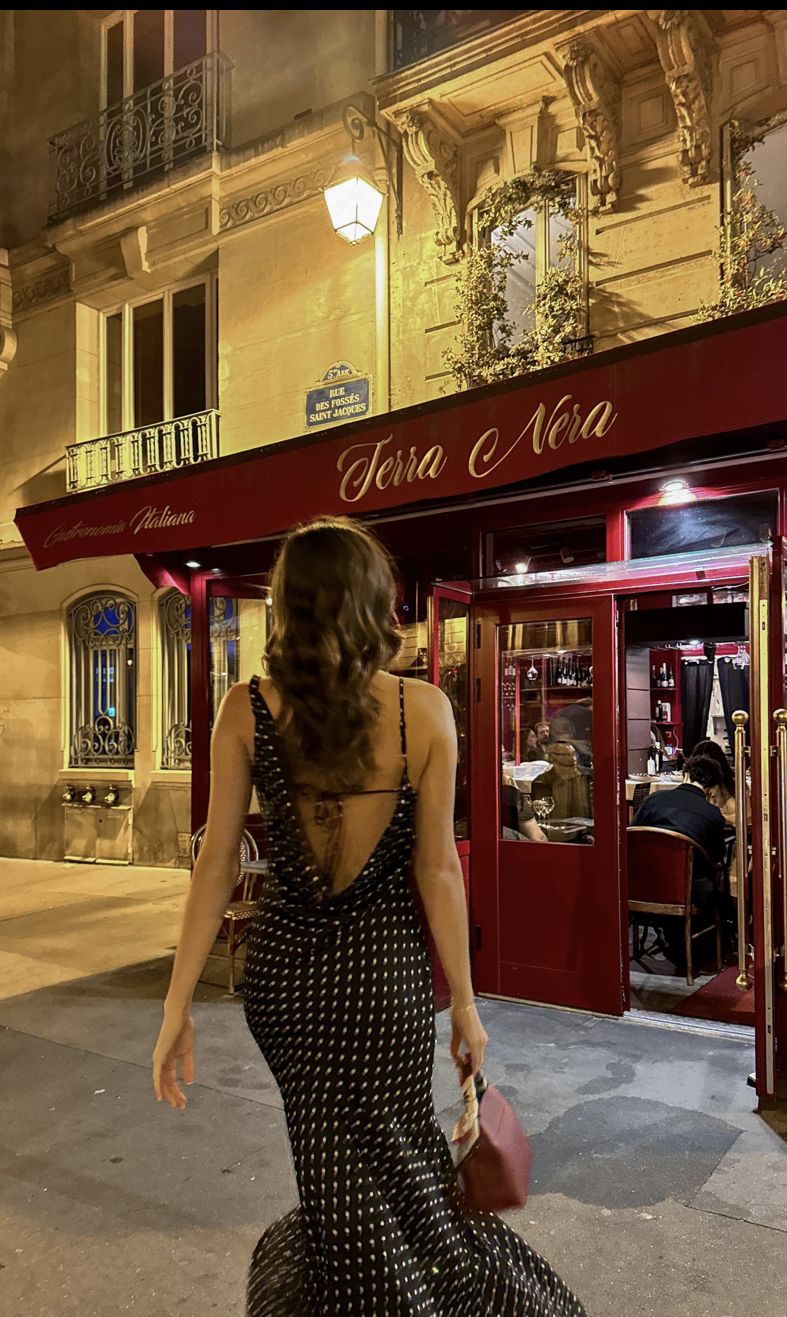 Wanita ini bagikan pengalaman makan di restoran yang ada di serial Emily In Paris.