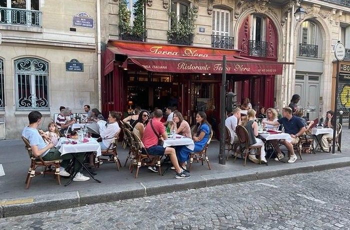 Wanita Ini Makan di Resto yang Ada di 'Emily In Paris', Begini Komentarnya