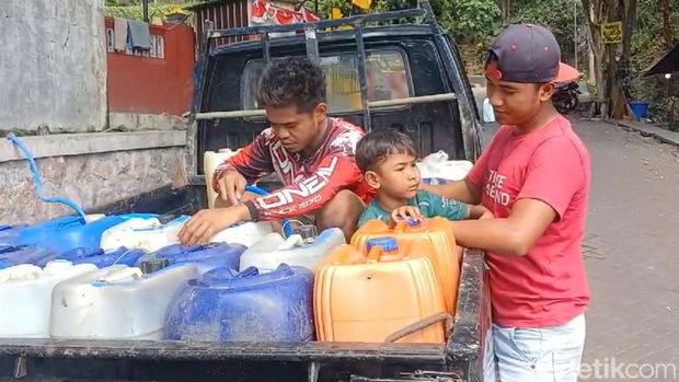 Warga mengambil air di Candi Sumber Tetek Pasuruan