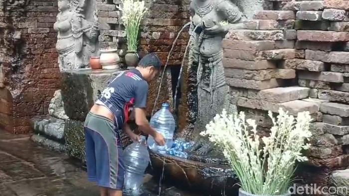 Warga mengambil air di Candi Sumber Tetek Pasuruan