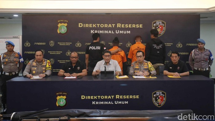 Wakapolda Metro Jaya  Brigen Djati Wiyoto, Kabid Humas Polda Metro Jaya Kombes Pol Ade Ary, Direktur Reserse Kriminal Umum (Dirkrimum) Polda Metro Jaya Kombes Wira Satya Triputra dan Kapolres Jakarta Selatan  Kombes Ade Rahmat Idnal menyampaikan konferensi pers di Polda Metro Jaya, Jakarta, Minggu (29/9/2024).