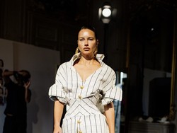 Adriana Lima Kembali ke Catwalk di Usia 43 Setelah Enam Tahun Hiatus