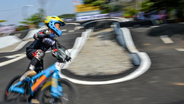 Peserta kategori newbie di bawah umur delapan tahun memacu sepedannya saat mengikuti kejuaraan pump track race di Kanhay Bike Park, Bandung, Jawa Barat, Minggu, (29/9/2024). Kejuaraan yang digelar dalam rangka memperingati Hari Jadi Kota Bandung ke-214 tersebut diikuti oleh 105 peserta dari berbagai kota di Jawa Barat dan DKI Jakarta serta menjadi ajang pembibitan atlet muda untuk mengikuti kejuaraan nasional maupun internasional. ANTARA FOTO/Raisan Al Farisi/aww.