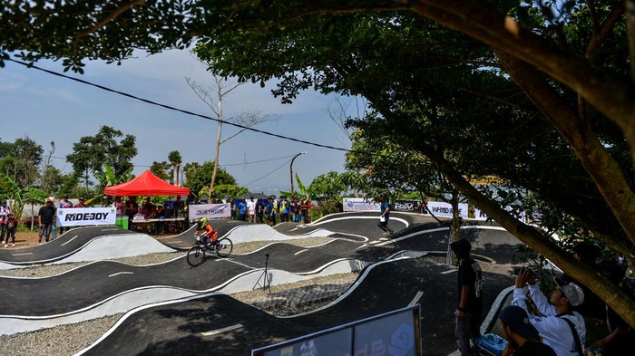 Peserta kategori newbie di bawah umur delapan tahun memacu sepedannya saat mengikuti kejuaraan pump track race di Kanhay Bike Park, Bandung, Jawa Barat, Minggu, (29/9/2024). Kejuaraan yang digelar dalam rangka memperingati Hari Jadi Kota Bandung ke-214 tersebut diikuti oleh 105 peserta dari berbagai kota di Jawa Barat dan DKI Jakarta serta menjadi ajang pembibitan atlet muda untuk mengikuti kejuaraan nasional maupun internasional. ANTARA FOTO/Raisan Al Farisi/aww.