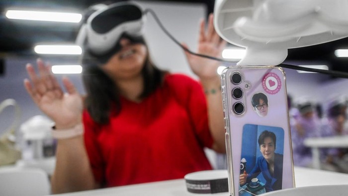 Pengunjung menikmati konser virtual reality grup K-pop BTS dalam pameran imersif The Fact Music Awards Exhibition BSTARVERSE di Mal Taman Anggrek, Jakarta, Sabtu (28/9/2024). Pameran imersif grup K-pop BTS tersebut menyajikan konten eksklusif yang belum pernah dipublikasikan sebelumnya dan dirancang dengan menggunakan teknologi terkini. ANTARA FOTO/Rivan Awal Lingga/nym.