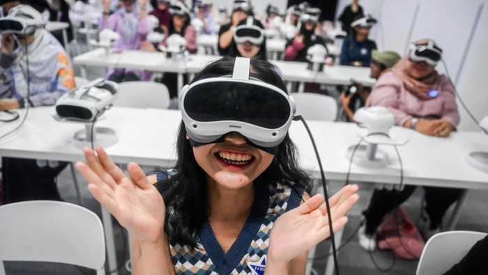 Pengunjung menikmati konser virtual reality grup K-pop BTS dalam pameran imersif The Fact Music Awards Exhibition BSTARVERSE di Mal Taman Anggrek, Jakarta, Sabtu (28/9/2024). Pameran imersif grup K-pop BTS tersebut menyajikan konten eksklusif yang belum pernah dipublikasikan sebelumnya dan dirancang dengan menggunakan teknologi terkini. ANTARA FOTO/Rivan Awal Lingga/nym.