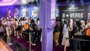 Dari area luar pameran didekorasi serba ungu sesuai warna ciri khas BTS. Kemudian ada foto besar ketujuh member BTS yang bisa dijadikan spot foto.Setelah membayar harga tiket sekitar Rp270 ribuan, para Army langsung bisa masuk ke area pameran.