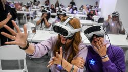 Antusiasnya ARMY Bertemu BTS Lewat Pameran Imersif