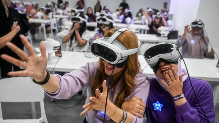 Pengunjung menikmati konser virtual reality grup K-pop BTS dalam pameran imersif The Fact Music Awards Exhibition BSTARVERSE di Mal Taman Anggrek, Jakarta, Sabtu (28/9/2024). Pameran imersif grup K-pop BTS tersebut menyajikan konten eksklusif yang belum pernah dipublikasikan sebelumnya dan dirancang dengan menggunakan teknologi terkini. ANTARA FOTO/Rivan Awal Lingga/nym.