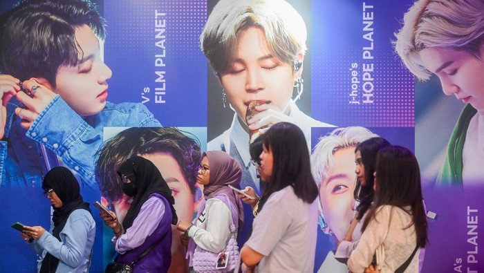 Pengunjung menikmati konser virtual reality grup K-pop BTS dalam pameran imersif The Fact Music Awards Exhibition BSTARVERSE di Mal Taman Anggrek, Jakarta, Sabtu (28/9/2024). Pameran imersif grup K-pop BTS tersebut menyajikan konten eksklusif yang belum pernah dipublikasikan sebelumnya dan dirancang dengan menggunakan teknologi terkini. ANTARA FOTO/Rivan Awal Lingga/nym.