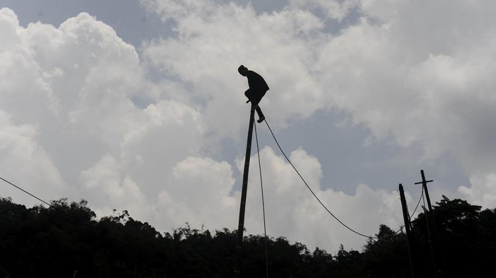 Warga melakukan atraksi kesenian lais di Desa Cisungsang, Lebak, Banten, Minggu (29/9/2024). Lais merupakan kesenian atraksi akrobatik masyarakat adat Sunda yang dilakukan dengan berjalan di atas seutas tali sepanjang enam meter yang dikaitkan pada bambu dengan tinggi lebih dari 10 meter. ANTARA FOTO/Muhammad Bagus Khoirunas/aww.