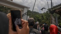 Lais merupakan kesenian atraksi akrobatik masyarakat adat Sunda yang dilakukan dengan berjalan di atas seutas tali sepanjang enam meter yang dikaitkan pada bambu dengan tinggi lebih dari 10 meter. 