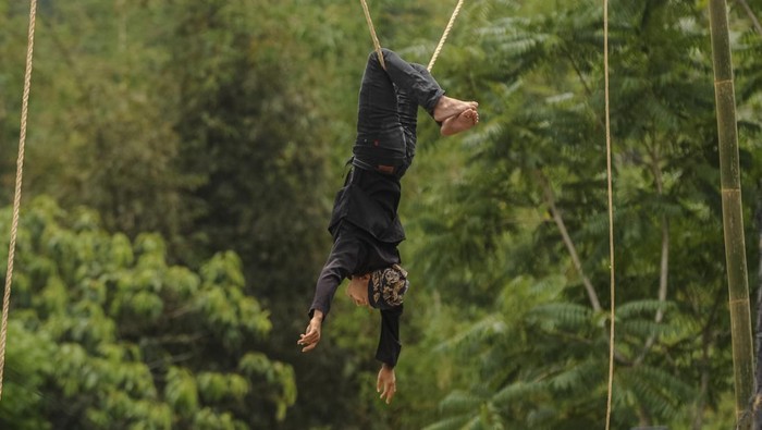 Warga melakukan atraksi kesenian lais di Desa Cisungsang, Lebak, Banten, Minggu (29/9/2024). Lais merupakan kesenian atraksi akrobatik masyarakat adat Sunda yang dilakukan dengan berjalan di atas seutas tali sepanjang enam meter yang dikaitkan pada bambu dengan tinggi lebih dari 10 meter. ANTARA FOTO/Muhammad Bagus Khoirunas/aww.