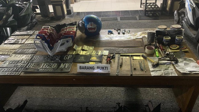 Barang bukti pemalsuan nomor mesin dan rangka motor yang diamankan polisi