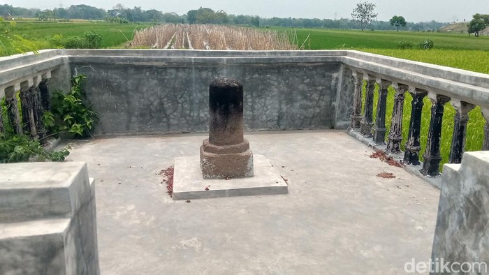 Batu tugu Manten di Desa Brangkal, Kecamatan Karanganom, Klaten.