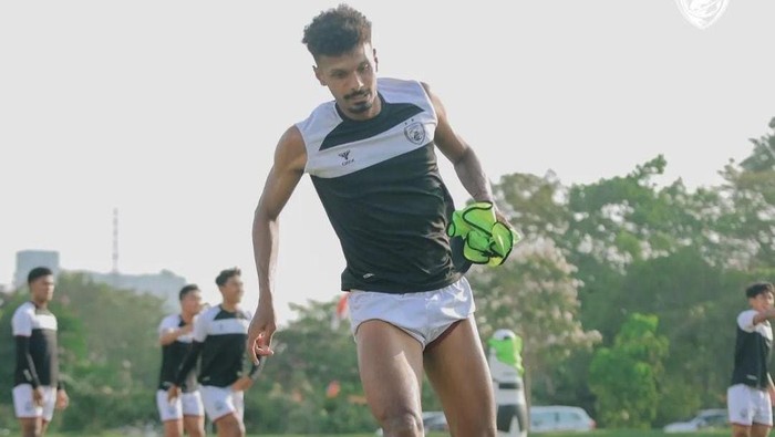 Bek PSM Makassar Aloisio Neto pada sesi latihan jelang melawan Persija Jakarta dalam laga lanjutan Liga 1 2024/2025.