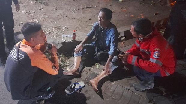 Bentor yang nyemplung sungai usai salah satu bannya terantuk batu.