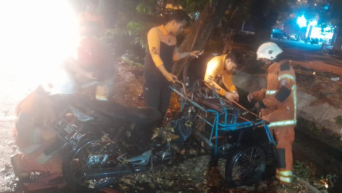 Bentor yang nyemplung sungai usai salah satu bannya terantuk batu.