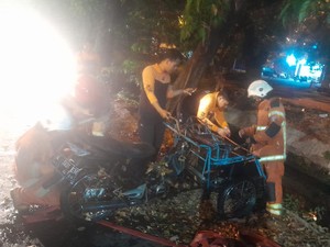 Bentor Nyemplung Sungai di Surabaya Usai Ban Terantuk Batu