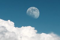 Ilustrasi Bulan di siang hari