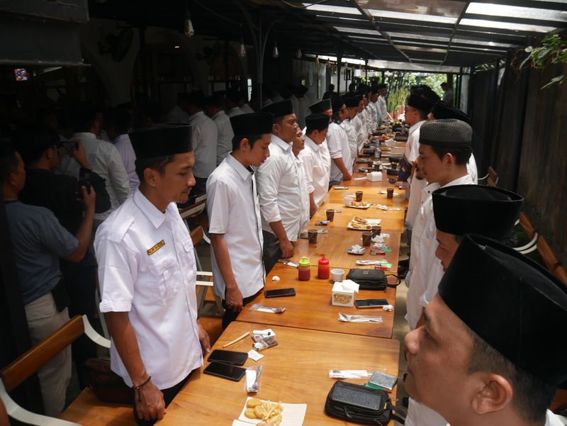 Cagub Jateng Ahmad Luthfi bertemu dengan ralawan Peci Ireng