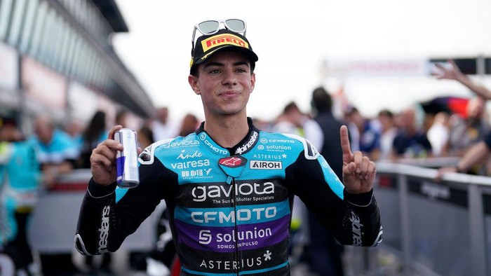 MISANO ADRIATICO, ITALY - SEPTEMBER 22: David Alonso of Colombia and CFMOTO Aspar Team celebrate the victory of Moto3  race of the MotoGP of Emilia Romagna at Misano World Circuit on September 22, 2024 in Misano Adriatico, Italy. (Photo by Danilo Di Giovanni/Getty Images)