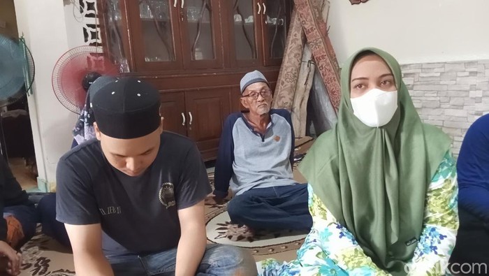 Dina, sepupu Fradita Andini yang tewas dilindas truk saat diwawancarai di rumah duka.